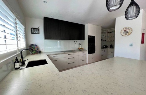 Takapuna House | Relaxing Townhouse by the Sea with Oceanfront Views
