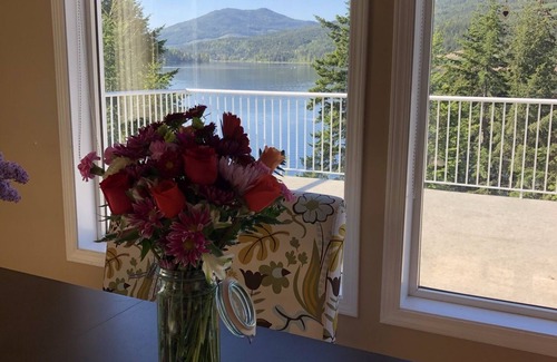 Adams Lake House | Idyllic Lakefront Retreat in Shuswap with Spa & Views