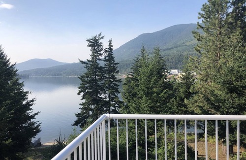 Adams Lake House | Idyllic Lakefront Retreat in Shuswap with Spa & Views