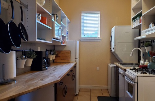 Hurricane House | Prime Private Suite with Jacuzzi, Pool & Pet-Friendly Vibe