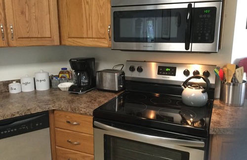 Racine House | Immaculate Ocean View Retreat with Spa & Self Check-In