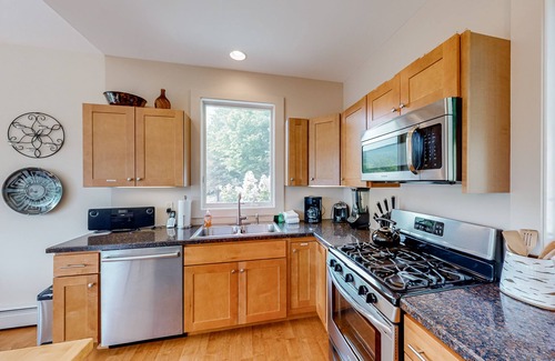 West Pawlet House | Scenic River Access Home with Kayaks & Full Kitchen