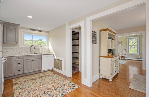 Collinsville House | Scenic River Retreat with Breakfast & Trails Near Collinsville