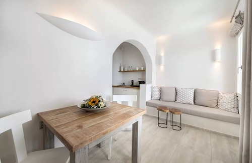 Firostefani Villa | Elegant Santorini Villa Fiedla | 1 Bedroom Suite & Hot Tub