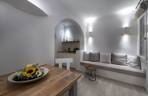 Firostefani Villa | Elegant Santorini Villa Fiedla | 1 Bedroom Suite & Hot Tub