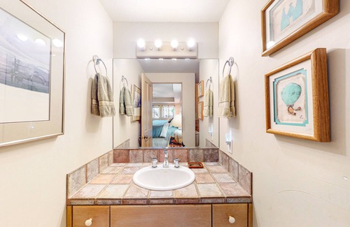 West Sedona Cottage | Inviting Sedona Home with Hot Tub & Scenic Mountain Views