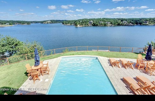 Crane Hill House | Gorgeous Smith Lake Home
