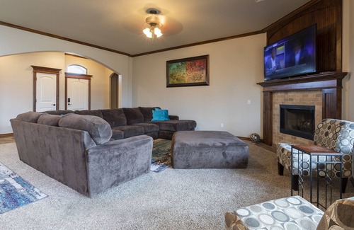 Wheatland House | Gorgeous, Spacious 4 Bedroom 🏡 Minutes from Airport and Downtown ✈️