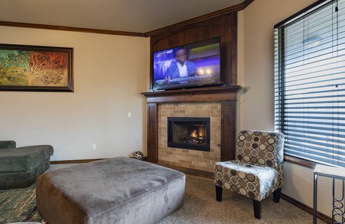 Wheatland House | Gorgeous, Spacious 4 Bedroom 🏡 Minutes from Airport and Downtown ✈️