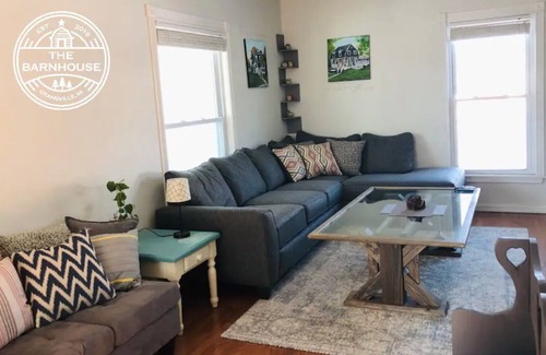 Grandville House | Family-Friendly Barnhouse with Kitchen & Pet Amenities