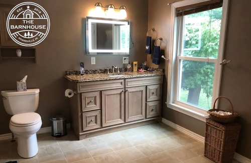 Grandville House | Family-Friendly Barnhouse with Kitchen & Pet Amenities