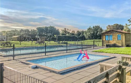 Tzummarum Other | Cozy Stacaravan in Tzummarum with Kitchen & Pet Friendly