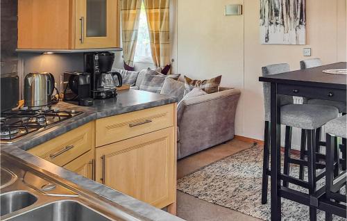 Tzummarum Other | Cozy Stacaravan in Tzummarum with Kitchen & Pet Friendly