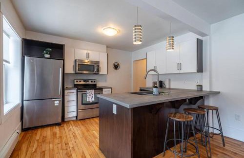 Bedford Apartment | Bright Executive Suite #102 with Child-Friendly Amenities