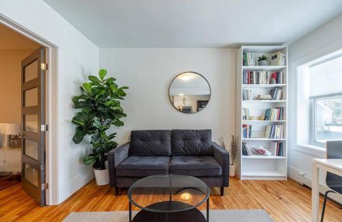 Bedford Apartment | Bright Executive Suite #102 with Child-Friendly Amenities