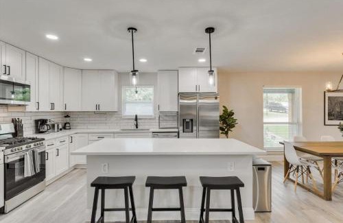 Garland House | Bright & Welcoming Home for Large Groups with Private Pool