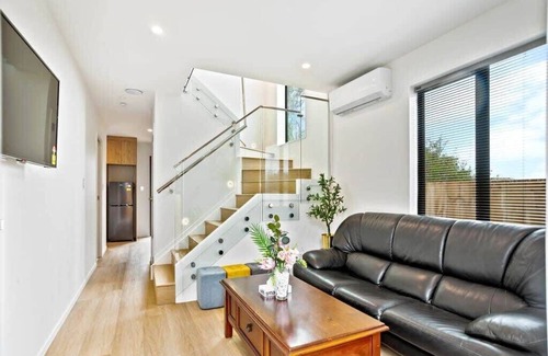 Mangere House | Inviting Three Bedroom Home with Free Parking for Families