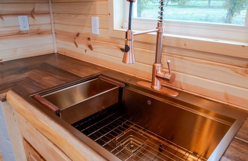 McNeil Cabin | Charming Tiny Home Cabin with Ocean View and Breakfast