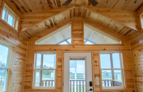 McNeil Cabin | Charming Tiny Home Cabin with Ocean View and Breakfast