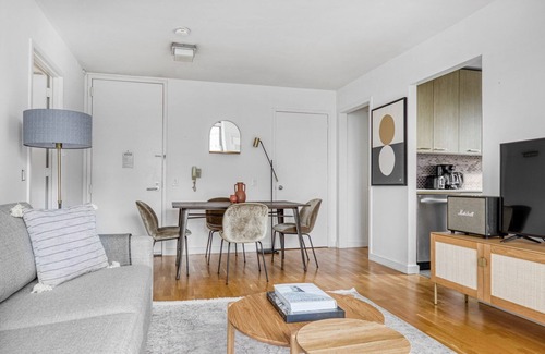 Tribeca Apartment | Stylish Tribeca 2BR with Breathtaking City Views & Gym