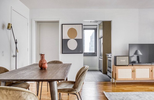 Tribeca Apartment | Stylish Tribeca 2BR with Breathtaking City Views & Gym