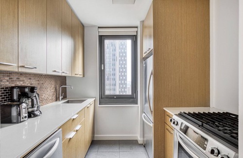 Tribeca Apartment | Stylish Tribeca 2BR with Breathtaking City Views & Gym