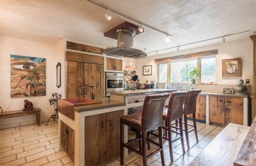 Bearsville House | Beautiful Tuscan-Inspired Retreat with Heated Pool & Spa