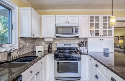 Spinnaker Beachhouses House | Updated Spinnaker: Walk to Beach, Pools & Ocean View!