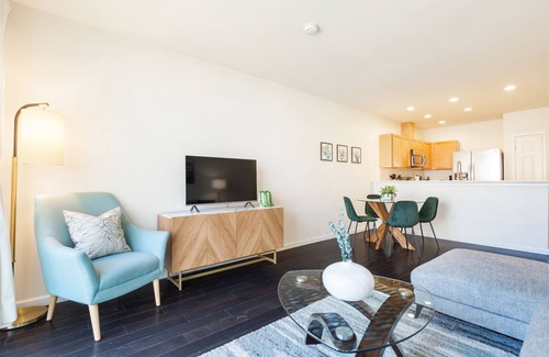 Minor Condo | Urban Retreat in Downtown Capitol Hill with Spa & Pool