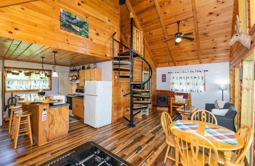 Slade Apartment | Cozy Cabin with Hot Tub & WiFi - Breathtaking Views Await