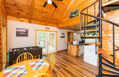 Slade Apartment | Cozy Cabin with Hot Tub & WiFi - Breathtaking Views Await