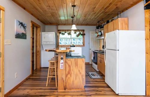 Slade Apartment | Cozy Cabin with Hot Tub & WiFi - Breathtaking Views Await