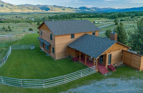 Emigrant House | Scenic Retreat with Hot Tub, Fireplaces & IR Sauna