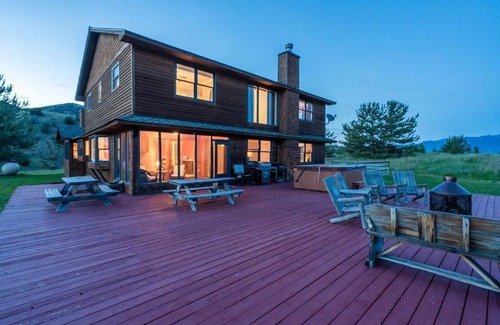 Emigrant House | Scenic Retreat with Hot Tub, Fireplaces & IR Sauna