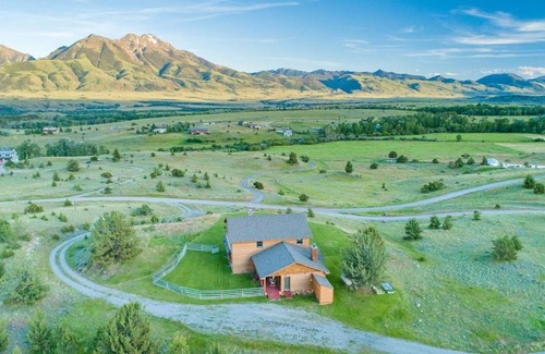 Emigrant House | Scenic Retreat with Hot Tub, Fireplaces & IR Sauna