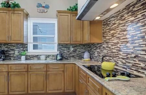 McGregor House | Scenic Boathouse: Ocean View & Family-Friendly Retreat