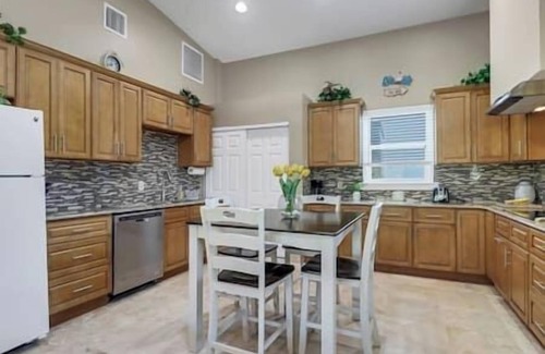 McGregor House | Scenic Boathouse: Ocean View & Family-Friendly Retreat