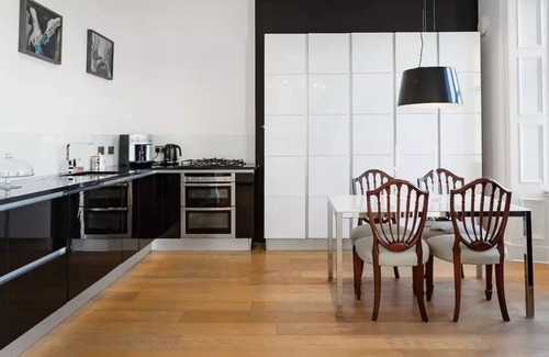 Merchiston Apartment | Elegant Apartment with Breathtaking Views in Bruntsfield