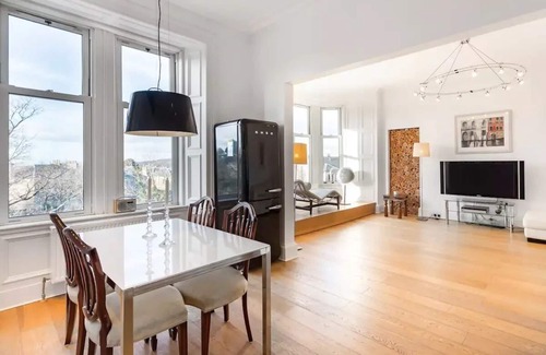 Merchiston Apartment | Elegant Apartment with Breathtaking Views in Bruntsfield