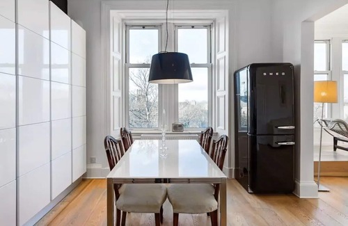 Merchiston Apartment | Elegant Apartment with Breathtaking Views in Bruntsfield