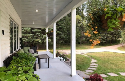 East Kootenay House | Scenic Mountain Retreat with Hot Tub & Trails - 10/10 Rating