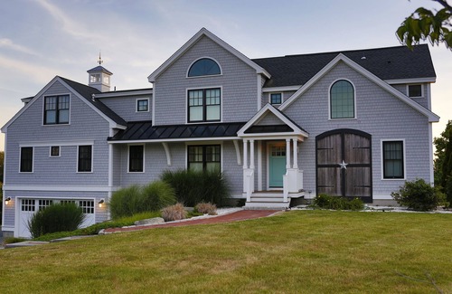 Newport East House | Breath-taking Ocean Views Just Steps from First Beach