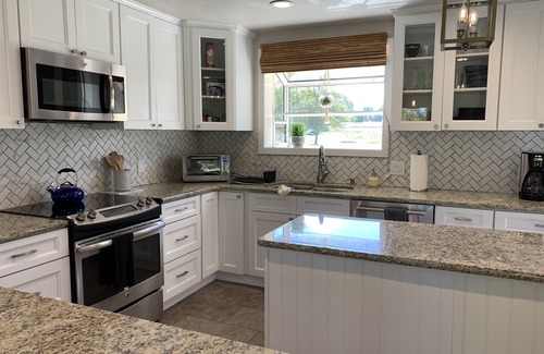 Redwood House | Stunning Rogue River Views with Family-Friendly Amenities