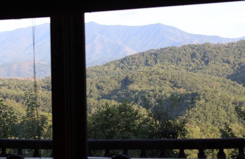 Gatlinburg - Pigeon Forge Cabin | Breathtaking Smoky Mountain Views with Top Amenities