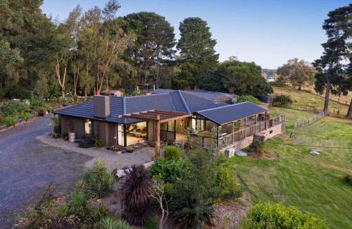 Menzies Creek Villa | Elegant Villa on 10 Acres with Pet-Friendly Amenities