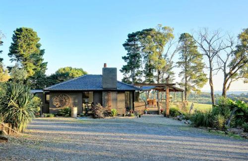 Menzies Creek Villa | Elegant Villa on 10 Acres with Pet-Friendly Amenities