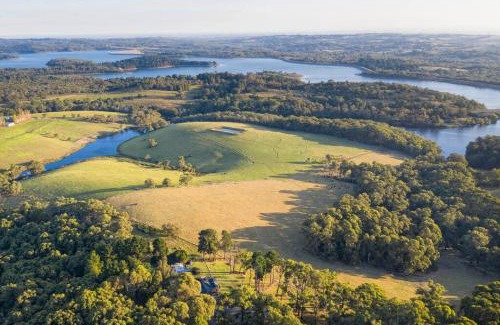 Menzies Creek Villa | Elegant Villa on 10 Acres with Pet-Friendly Amenities