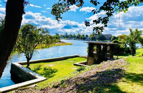Mamaroneck Villa | Beautiful Waterfront Retreat with Garden and Sea Access