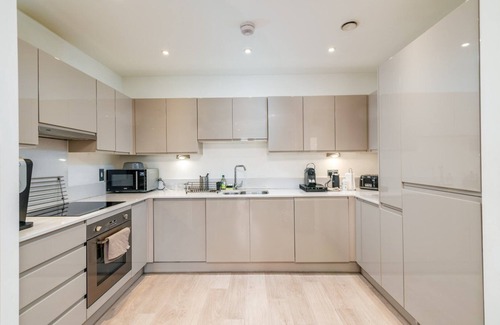 Wembley Park Apartment | Inviting Wembley Flat with Spa and Family-Friendly Amenities