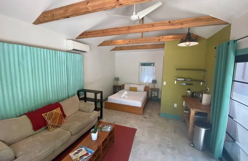 Zilker House | Gorgeous Zilker Guesthouse + Stunning Garden + Private Patio